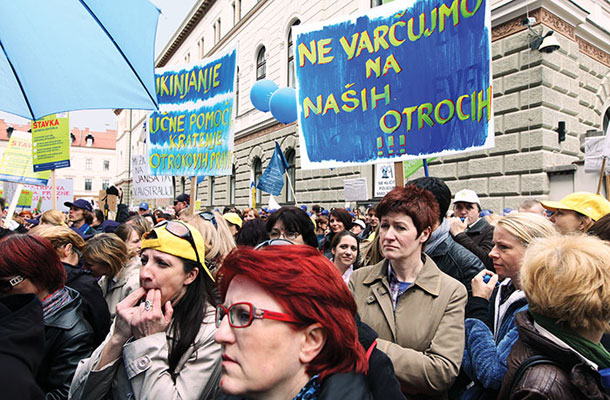  Protest učiteljev pred poslopjem vlade, 18. aprila 2012