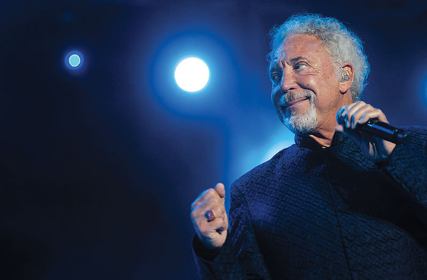 Tom Jones: Je „šovman“, a izvrstno se znajde tudi v bolj emotivni preobleki.