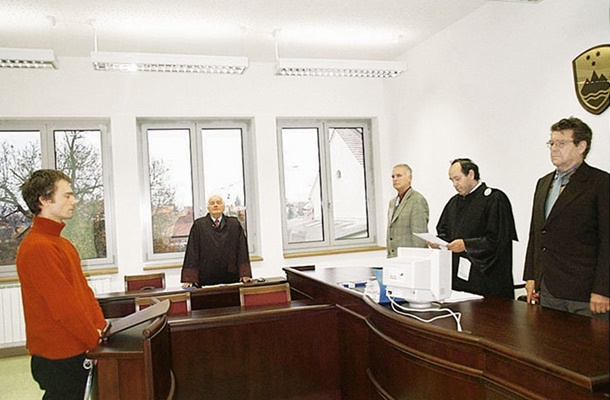 „Prvi slovenski terorist“ Tomi Sluga pred sodniki leta 2001.