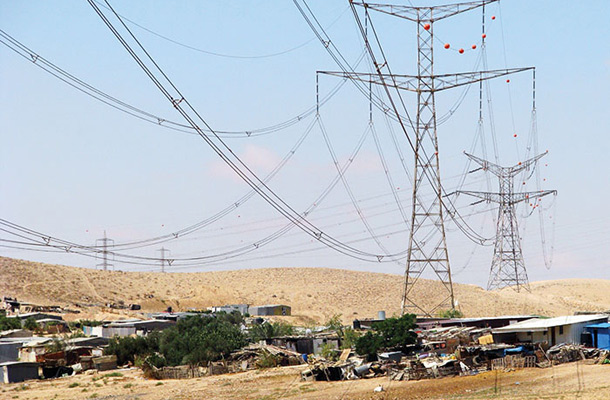 Nepriznana vas Al Sir z 2300 prebivalci ni priklopljena na električno omrežje, čeprav poteka daljnovod neposredno nad bivališči beduinov 