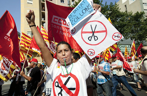 Demonstracije v Barceloni proti rezanju socialne države: »Odrežite si svoja jajca!«