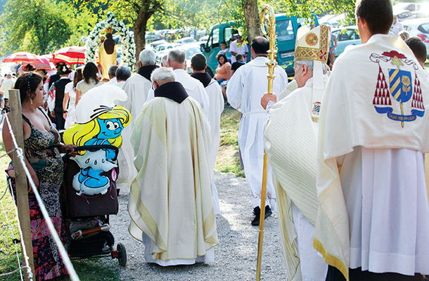 Foto tedna: Smrketa in druga pravljična bitja. Kardinal Franc Rode je daroval mašo ob prazniku Marijinega vnebovzetja, Nova Štifta na Dolenjskem, Sodražica 