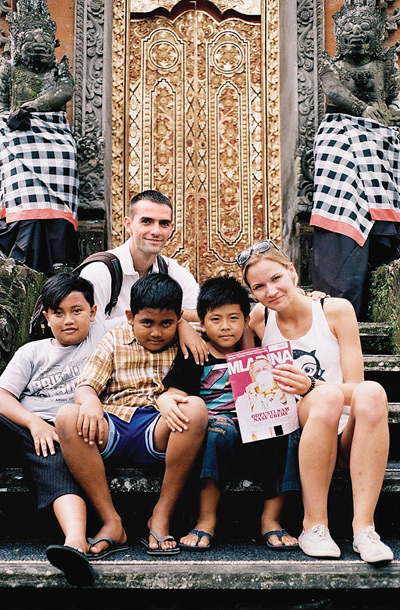 Maša, Domen in trije pozerji; Pura Tamen Saraswati, Ubud, Bali, Indonezija / Foto Jana