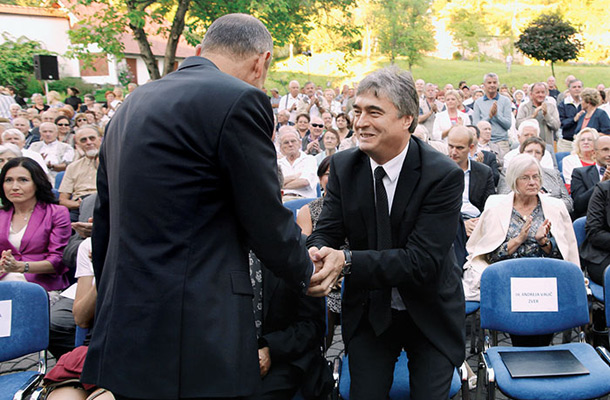 Foto tedna: Kandidatu za prvega moža slovenske diplomacije, vrhovnega poveljnika vojske in prvega predstavnika države šef stisne roko. Milan Zver in Janez Janša na proslavi ob dnevu spomina na žrtve totalitarizmov.