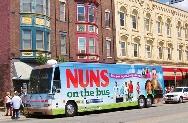 Avtobus, s katerim predstavnice ameriškega združenja katoliških nun širijo svobodnejšo misel kot uradni Vatikan.