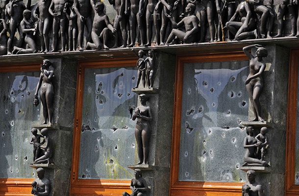 Pod prejšnjo vlado so razbili parlament, aktualna jih vodi za nos