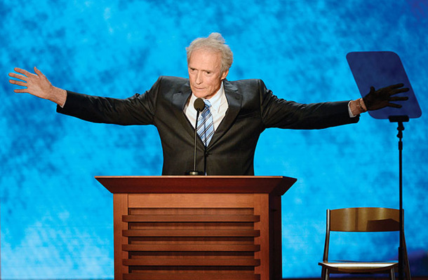 Clint Eastwood in nevidni Obama na stolu