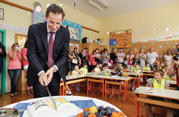 Minister Žiga Turk reže povsod, pri osnovnih šolah, pri vrtcih, pri samozaposlenih v kulturi, na univerzah … Zna pa rezati tudi torto. (na fotografiji minister na prvi šolski dan v Osnovni šoli Riharda Jakopiča) 