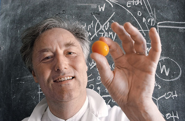 Hervé This, začetnik molekularne gastronomije z rumenjakom v roki.