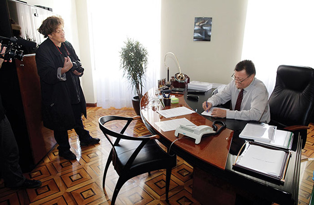 Christin Lahr pri ljubljanskem županu Zoranu Jankoviću, kjer so ji posodili stol za izvedbo projekta 