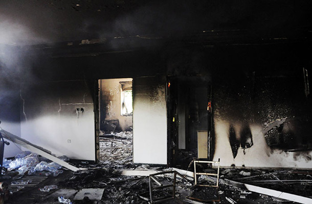 Požgani ameriški konzulat v Bengaziju. Med napadom nanj je umrl ameriški veleposlanik Christopher Stevens. 