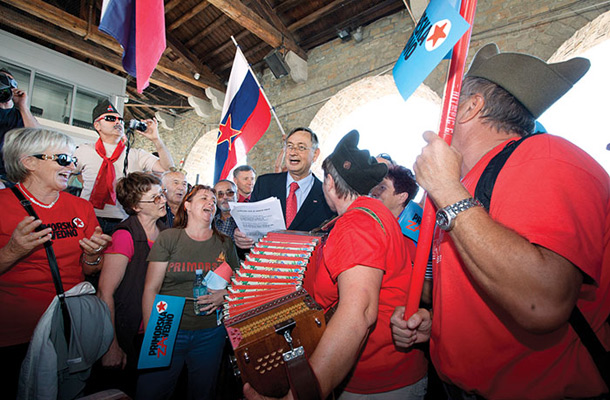 Foto tedna: Ministrici Ljudmili Novak so nedavno v Bazovici žvižgali, predsednik Danilo Türk pa je tokrat zapel z navzočimi. Osrednja slovesnost ob 65. obletnici vrnitve Primorske k matični domovini, Koper