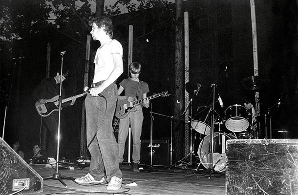 Cenzura je bila stalna spremljevalka Otrok socializma, zlasti zaradi bridkih besedil frontmana Braneta Bitenca (v ospredju).