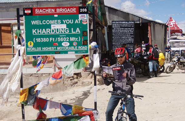Pred spustom z najvišjega cestnega prelaza na svetu, Khardung La, Indija / Foto Andrej Gazvoda