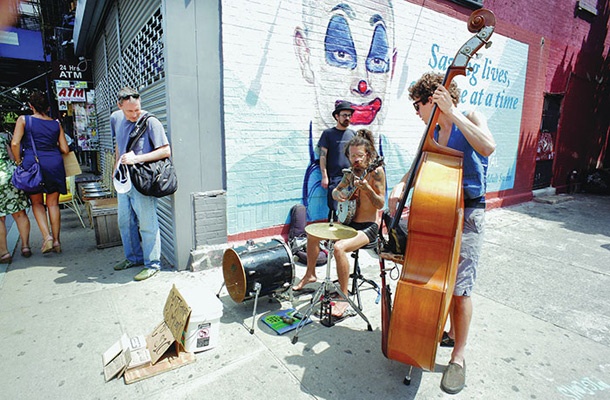 Lastnikom klubov gre za nohte, glasbeniki so plačani le okoli 20 dolarjev na špil.