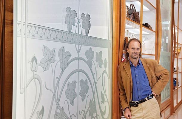 Aleš Lombergar ob steklih v Urbančevi hiši.