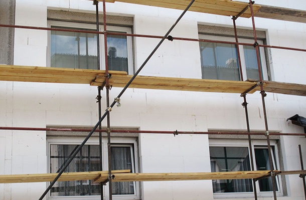 Nedosledna izdelava toplotne izolacije med gradnjo in plesen kot posledica na novo narejenem toplotnem mostu na dveh mestih. Eno je nad oknom, kamor bodo brez toplotne izolacije nameščena senčila neposredno na betonsko preklado. Drugo pa so špalete na vseh štirih straneh okna, kjer bo v najboljšem primeru do dva centimetra stiroporja. Rešitvi sta dve. Optimalna je, da se okno vgradi ravno z zunanjo linijo zidu, špaleta tako nastane iz toplotne izolacije. Druga pa je, da se pri že vgrajenih oknih izdolbe maceta in tako pridobi prostor za toplotno izolacijo.