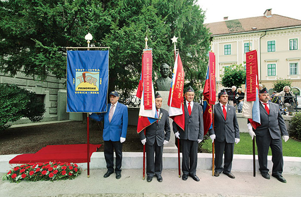 Pred poslopjem ljubljanske univerze so na mestu, kjer je že nekoč stala, postavili spominsko ploščo bazoviškim žrtvam. Govor je imel minister Žiga Turk, a ga praporščaki, v nasprotju z ministrico Ljudmilo Novak pred časom v Bazovici, tokrat niso izžvižgali.