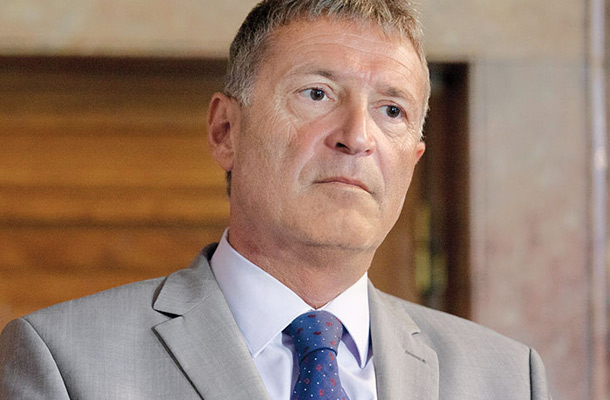 Vlada je spet zavrnila cel kup predlogov ministra Pličaniča za imenovanja na najodgovornejša mesta na ministrstvu. Ker je hotel ponovno imenovati obstoječe kadre, ki so svoje delo opravljali že pod prejšnjim ministrom.