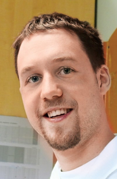 Miha Kosmač, 30 let, biokemik z doktoratom, raziskovalec, Cambridge, Velika Britanija: »Absurdno je, da javna agencija za raziskovalno dejavnost daje precej denarja za izobraževanje mladih doktorjev znanosti, ko pa doktoriramo, nihče ne ve, kaj bi z nami.«