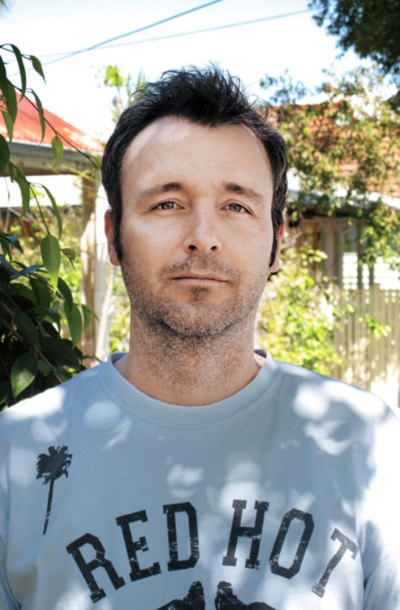 Oliver Vodeb, 37 let, sociolog in strokovnjak za vizualno komuniciranje, predavatelj na univerzi, Brisbane, Avstralija: »Moje delo je tukaj veliko boljše plačano. Z družino lahko brez skrbi in kakovostno živimo. S plačilom, ki sem ga v Sloveniji prejemal za honorarno delo na univerzi, pa sem imel dobesedno za pivo.«
