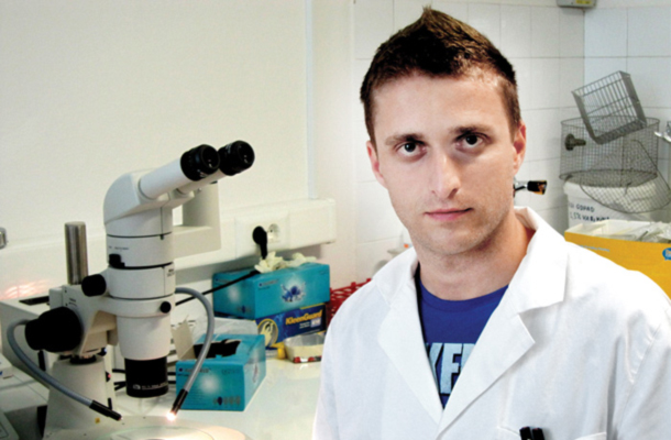 Rok Keber, 30 let, doktor znanosti s področja biotehnologije, raziskovalec, Osaka, Japonska: »Glavni problem slovenskega sistema je, da prek programa ’mladi raziskovalci’ usposobi bistveno več doktorjev znanosti, kot jih je država sposobna zaposliti. Usposobljeni raziskovalci smo zato prisiljeni oditi v tujino.«
