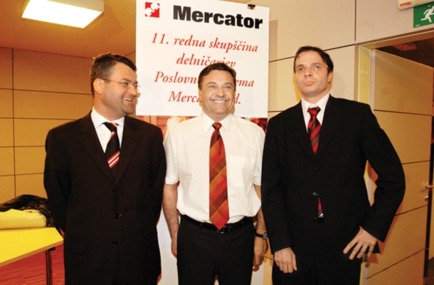 Dan, ko so prodali Mercator: Marko Pogačnik (desno), tedaj vodja Soda, ki je sedaj v sodni preiskavi, in je tudi avtor novega Slovenskega državnega holdinga. Levo Tomaž Toplak, tedaj vodja KAD, ravno tako obdolžen.