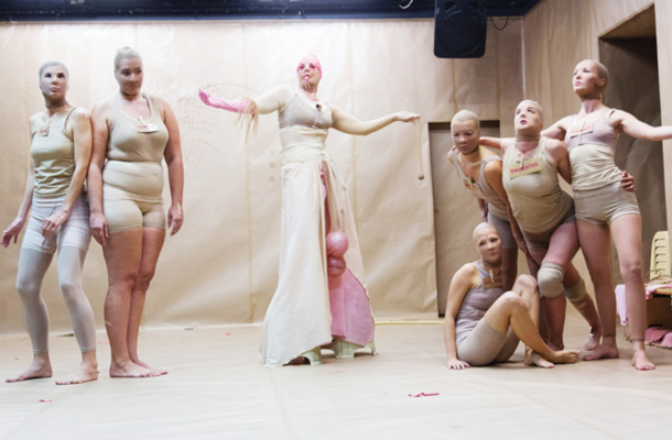 Julia Bardsley: meta_DRUŽINA, performans, DIC – Kreatorij, Ljubljana