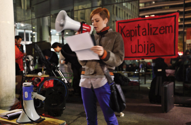 Lanskoletni protestni shod pred ljubljansko Borzo. 