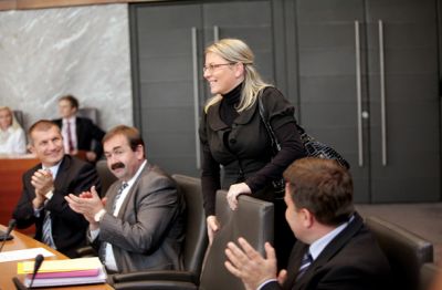 Ovacije strankarskih kameradov Alenki Koren Gomboc ob zasedbi njenega poslanskega sedeža