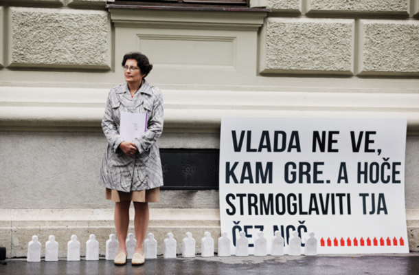 Varuhinja Zdenka Čebašek-Travnik na protestu zaradi rokohitrskega sprejemanja zakonov 