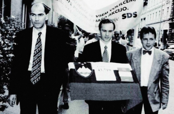Ko ni na oblasti, je za referendum: Leta 1996 je Janez Janša s somišljeniki v procesiji po ulicah Ljubljane nosil ustavo in na vsak način s 47 tisoč podpisi zahteval razpis referenduma o večinskem volilnem sistemu.