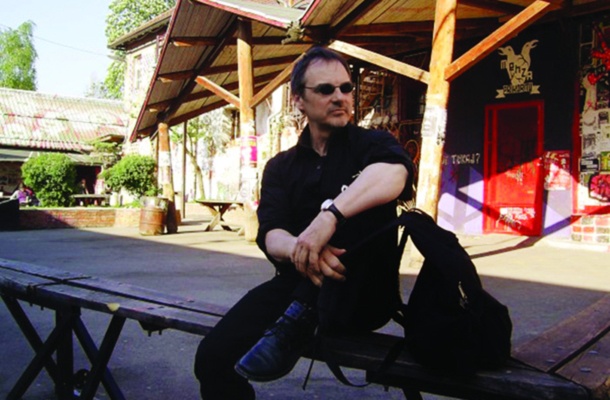 Francoski scenarist Frank Giroud med obiskom Ljubljane in ogledom Metelkove mesta.