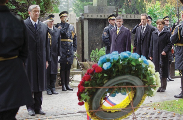 Spravno polaganje venca brez predsednika vlade