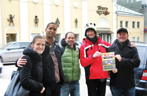 Evgenya Krolova, Jose, Tilen Vipotnik, Matija Solce, Robert Waltl, gostovanje slovenskih lutkarjev, Moskva, Rusija / Foto mama Matije Solca