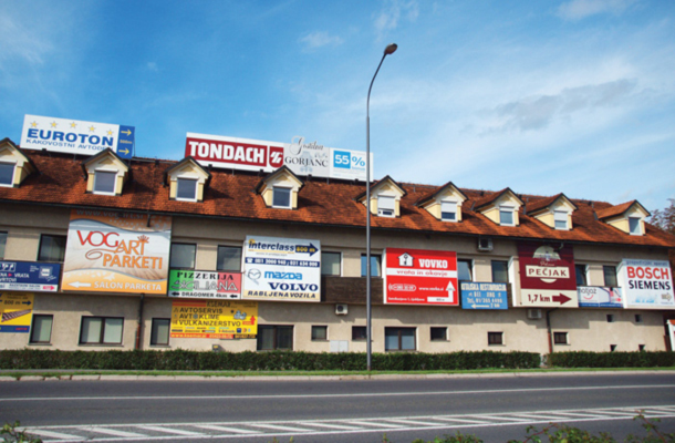 Pločniki, fasade, gradbeni zidovi, ulične svetilke in celo kozolci se zadnji dve desetletji šibijo pod oglasi. 