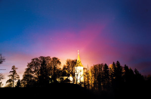 Osvetljena cerkev – zgolj strošek in svetlobno onesnaževanje?