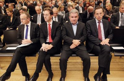Trije modro prekrižanih nog – Žerjav, Virant in Turk – in eden v pogumni delovni pozi –Vizjak