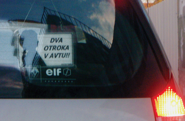 Dva otroka v avtu