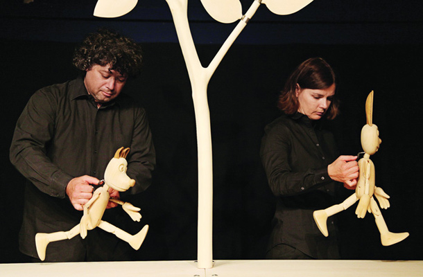 Brane Vižintin in Martina Maurič Lazar spretno animirata estetsko izčiščeni leseni lutki, katerih likovno podobo si je zamislil Silvan Omerzu, sicer tudi režiser predstave. 