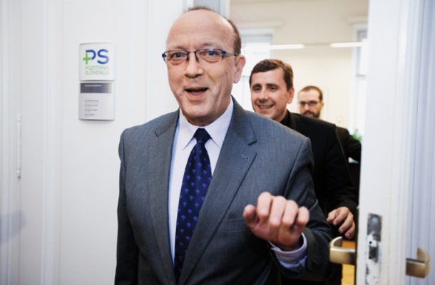 Interpelirani notranji minister Vinko Gorenak. 5000 referendumskih podpisov so na njegovem MNZ prešteli v enem dnevu, nato pa so jih 2500 še enkrat „preverjali“ 4 dni. In ob tem so še izgubili 36 listov z okrog 400 podpisi.