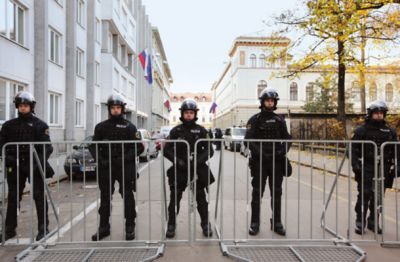 Zapornice pred vladnim poslopjem. V kabinetu predsednika vlade ni varčevanja – po novem lahko Janez Janša zaposli poljubno število svetovalcev. In tudi jih je.
