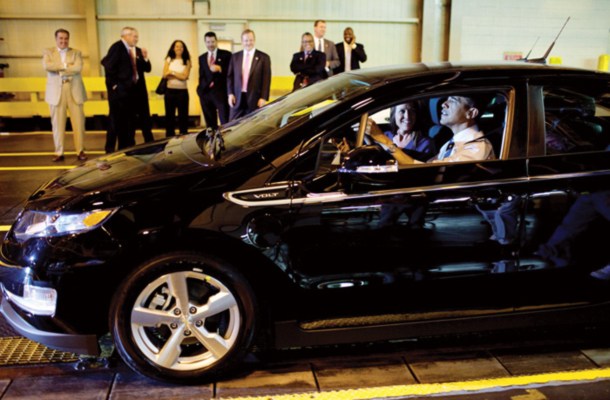 Predsednik Obama med obiskom tovarne General Motors
