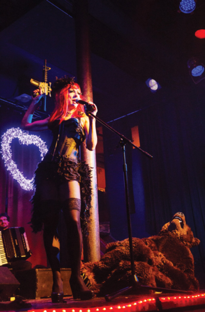 Rdeči Cabaret, gledališče povabi predstavo v bar, Menza pri koritu, Metelkova, Ljubljana