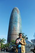 Miha pod 38-nadstropnim stolpom Agbar, Barcelona, Španija / Foto Tina