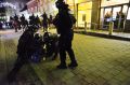 Ljubljana, 26. november: Nasilje je vedno v interesu tistih, ki si prizadevajo za status quo. Formalno neprijavljeni protesti – četudi ustava dovoljuje združevanje – so lahko lep izgovor za posredovanje. Heroj je na koncu minister. 