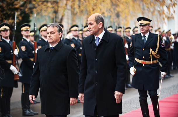Med volitvami in demonstracijami