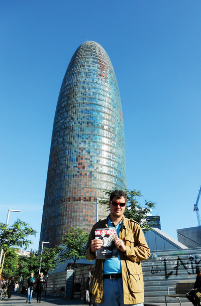 Miha pod 38-nadstropnim stolpom Agbar, Barcelona, Španija / Foto Tina