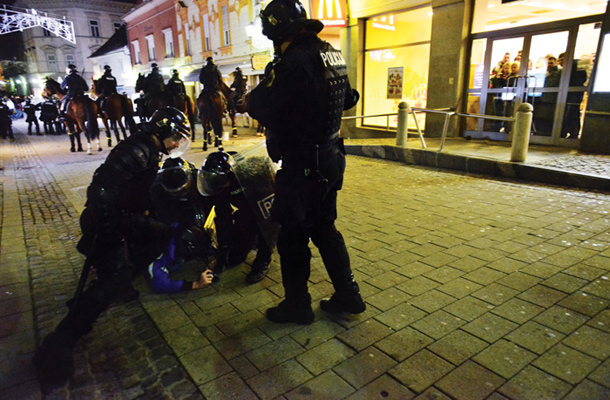 Maribor, 26. november: Nasilje je vedno v interesu tistih, ki si prizadevajo za status quo. Formalno neprijavljeni protesti – četudi ustava dovoljuje združevanje – so lahko lep izgovor za posredovanje. Heroj je na koncu minister.