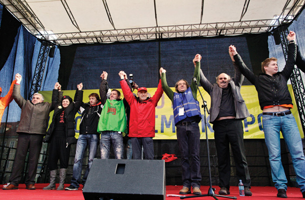 Demonstracije  17. novembra (na fotografiji), na katerih so udeleženci demonstrirali proti varčevalnim ukrepom vlade in rušenju socialne države, so bile osnova za nastanek Koalicije solidarnih, za zdaj še neformalne skupnosti sindikatov in drugih civilnih združenj, ki naj bi z različnimi akcijami, manifestacijami in drugim političnim delovanjem oblast opozarjale na to, kaj pomeni družbena pravičnost.